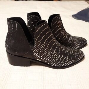 KAANAS Womens Como Leather Ankle Boots Shoes Size 6 Black Silver Crocodile